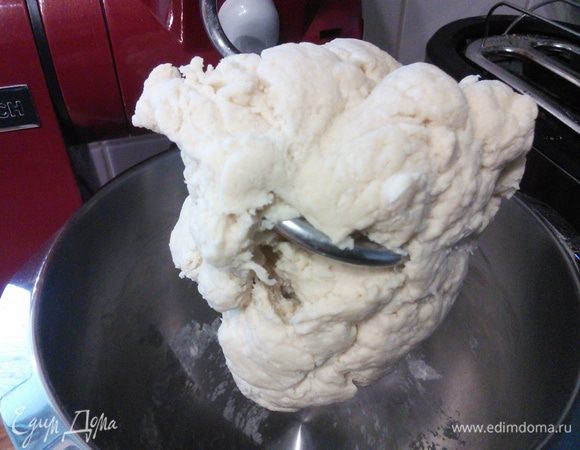 Дрожжи растворите в 250 мл тёплого молока. Соедините в чаше комбайна просеянную муку и сахар. Влейте молоко с дрожжами и замесите на малой скорости тесто, пока оно собьётся в комок.