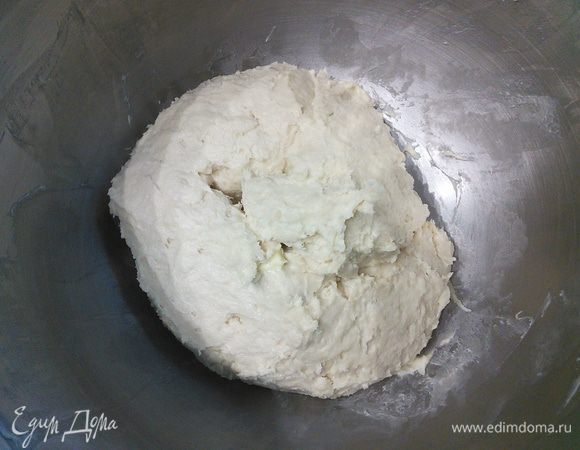 Увеличьте скорость замеса и добавьте кусочками масло комнатной температуры. Соберите тесто лопаточкой в шар (пока тесто клейкое), накройте плёнкой и дайте ему отдохнуть 5 минут.