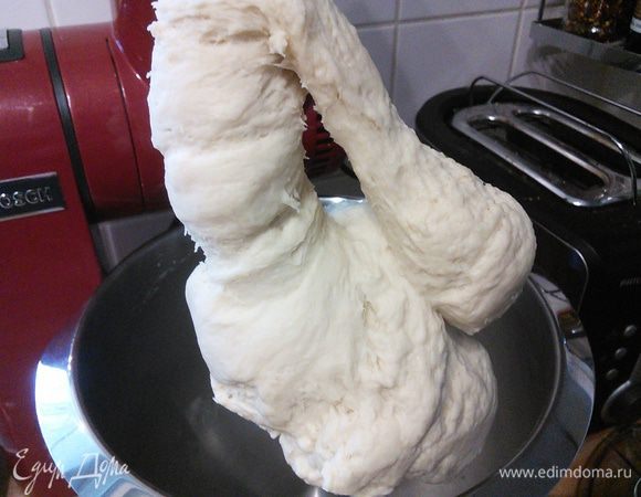 Теперь всыпьте соль и замешивайте тесто до мягкой, однородной консистенции. Тесто собирается в шар и не липнет к рукам.