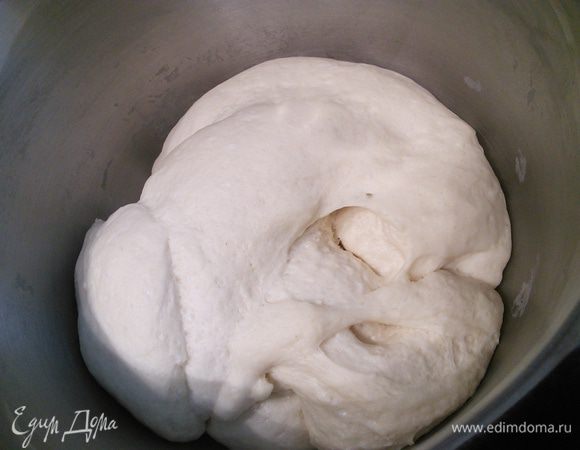 Отправьте тесто под плёнкой на 0,5 часа на расстойку в тёплое место. Оно увеличилось в размере.