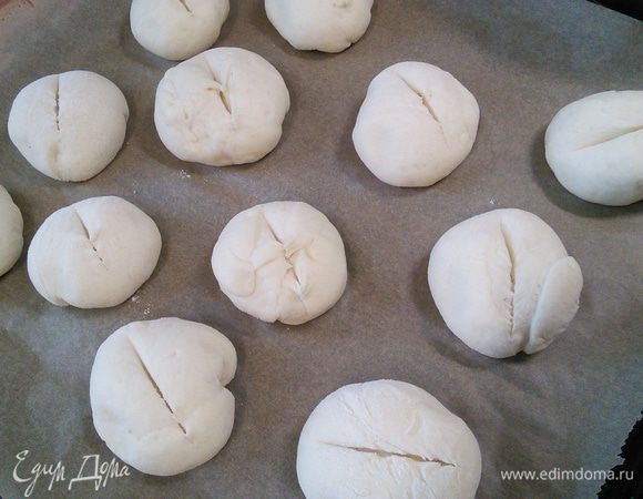 Острым ножом сделайте надрезы и оставьте на 1 час на расстойку.