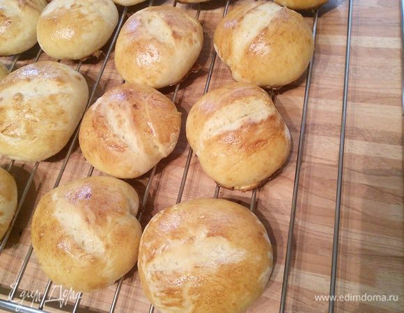 Выпекайте булочки 15-20 минут. Через 2 минуты после того, как булочки окажутся в духовке, прысните в нее два раза водой с интервалом в 30 секунд.
Остудите булочки на решётке.