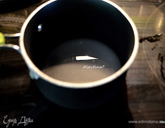 Смешать сахар и  воду в кастрюльке. готовить примерно 2 минуты на небольшом огне или до полного растворения сахара. Помешиваем. Дать остыть при комнатной температуре.