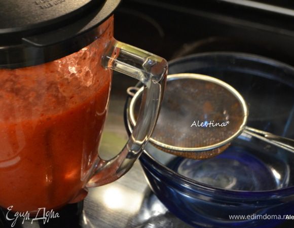 Клубнику помыть и очистить. разрезать напополам.  Добавить в блендер клубнику (можно порциями. разделив на 2 раза), сахарный сироп остывший, сок лайма. Взбить все до пюреобразного состояния.  Затем по желанию  все процедить через сито с крупной сеткой. Или оставить как есть.