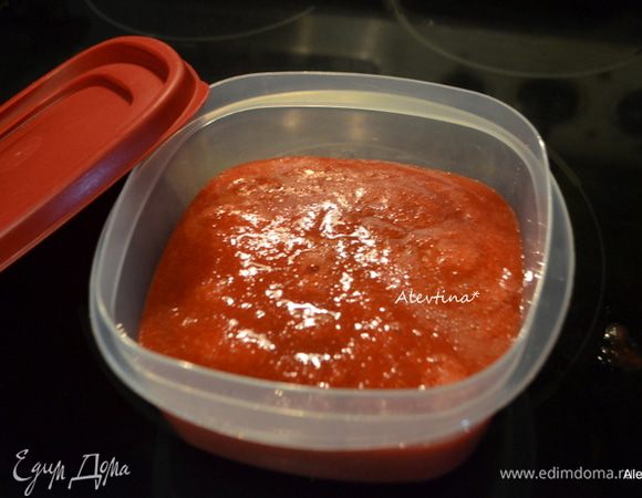 Вылить содержимое в контейнер для заморозки с крышкой. Поставить в морозильник на 2 часа. Перемешать и снова вернуть в морозильник на 2 часа.