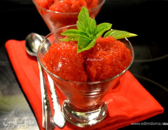 Достанем граниту из морозильника дать постоять 15 минут при комнатной температуре. Разложить граниту по емкостям, украсить базиликом по желанию. Приятного аппетита.