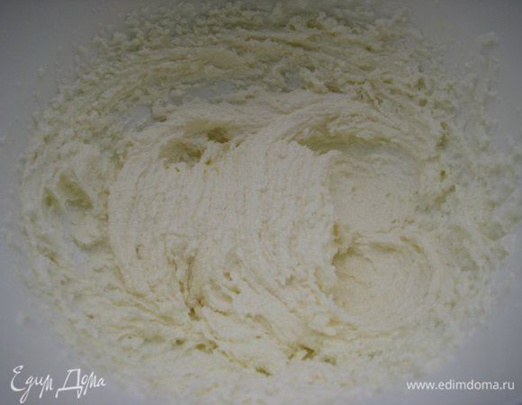 В чаше смешать сухие ингредиенты: муку, крахмал, разрыхлитель, соль.
Сливочное масло комнатной температуры взбить до бела с сахаром и ванилином.