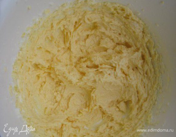 Добавить по одному желтки, лимонную цедру. Вмешать сухие ингредиенты.