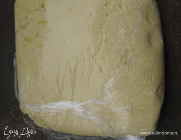 Тесто собрать в шар, завернуть в пищевую пленку, убрать в холодильник на 2 часа.