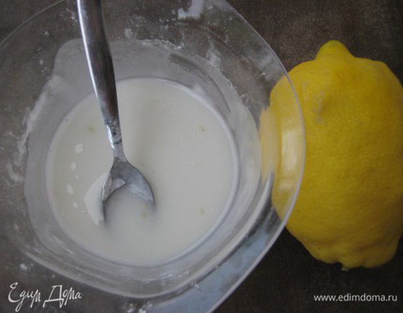 Глазурь: растереть сахарную пудру с лимонным соком. Покрыть колечки глазурью, посыпать фисташками.