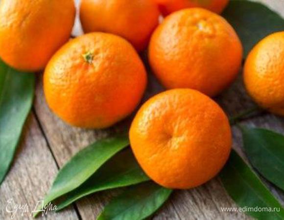 Очищенные дольки мандаринов (я использовала мандарины в собственном соку) выложить поверх остывшей панна котты, залить желе. Поставить в холодильник до полного застывания. 