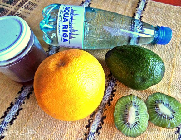 Фрукты моем, чистим.