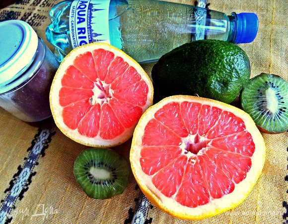 Большой розовый грейпфрут разрезаем пополам.