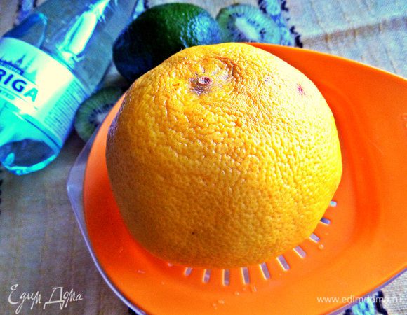 Выжимаем сок из обеих половинок.