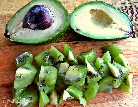 Киви и половинку авокадо делим на кусочки и складываем в чашу для взбивания.
