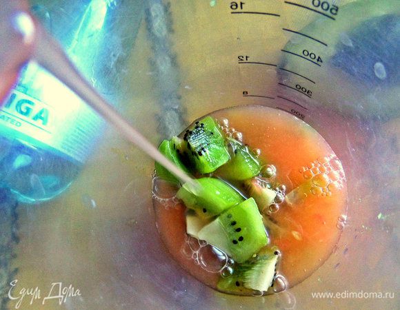 Выливаем туда же выжатый сок.