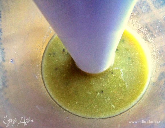 По желанию разбавляем минералкой. Взбиваем блендером.