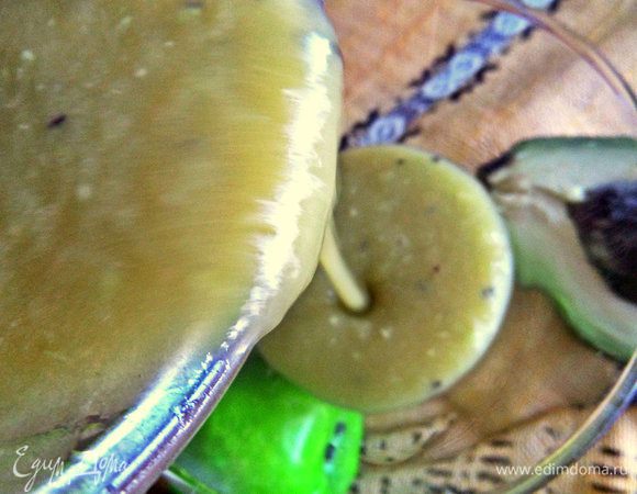 Переливаем в бокал необычный коктейльчик.