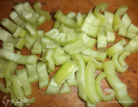 Болгарский перец очистить от семян, нарезать полосками.
Фасоль откинуть на дуршлаг.