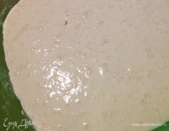 Дрожжи должны ожить, и увеличится в несколько раз, и сверху должна быть шапочка.