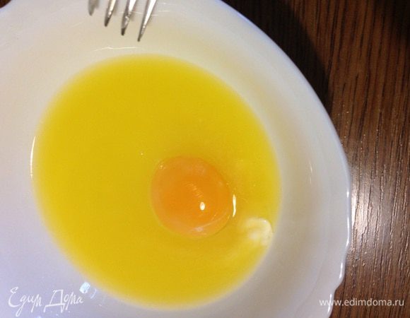 Растопить маргарин, охладить до комнатной температуры, взбить с яйцом.