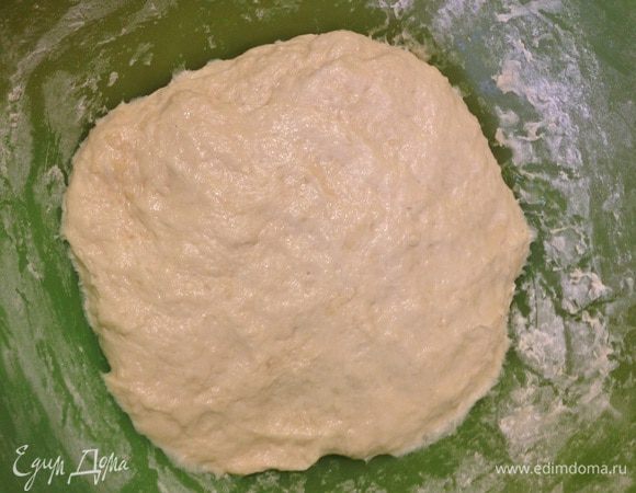 В опару добавить растопленный маргарин с яйцом, и постепенно муку. Хорошо вымешиваем тесто, чтоб не липло к рукам. Оставляем подходить тесто, примерно на 1 час.