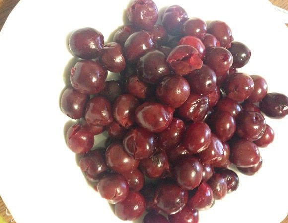 В это время удалить косточки из вишни. Вишню присыпать крахмалом.