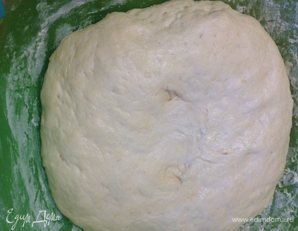 Тесто подошло, и увеличилось в объеме, обминаем и делим тесто на 10 частей.