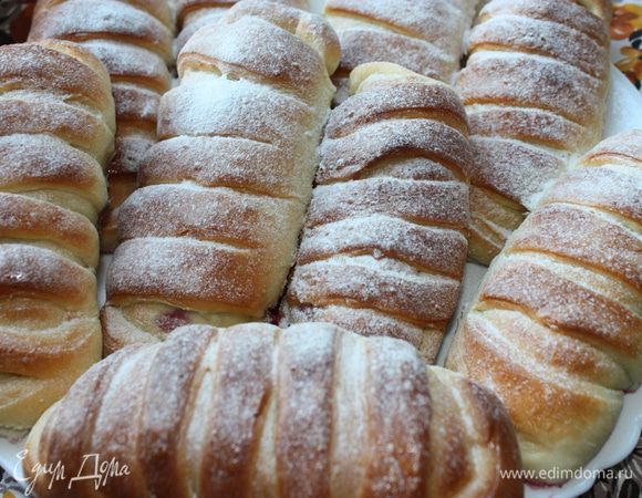 Готовые булочки посыпать сахарной пудрой. 