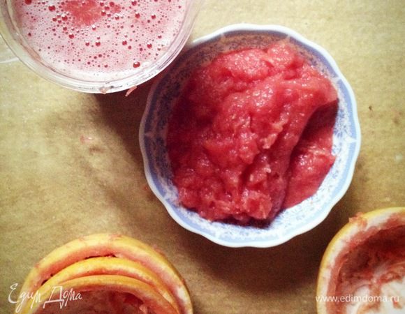 Взять три больших грейпфрута, выжать из них сок. Получится примерно 2 стакана. Мякоть грейпфрута можно выкинуть или оставить - с мякотью сорбе будет более терпким.