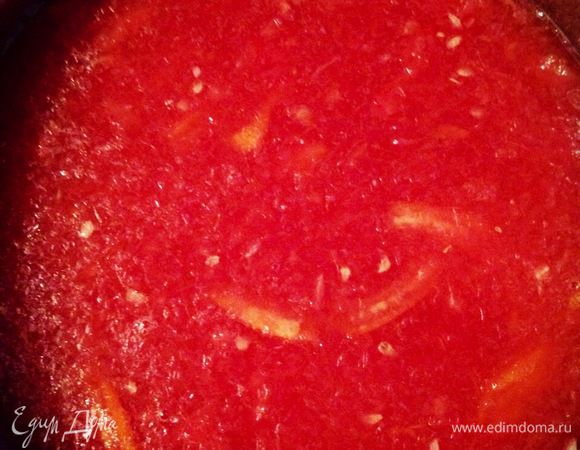 В настоявшуюся цедру с сахаром вылить сок грейпфрута и две ложки сока лимона. Остудить, перелить в контейнер и убрать в морозилку часов на 5-6. Когда сорбе начнет замерзать, каждые два часа разминать вилкой, тогда он будет более рыхлым. 