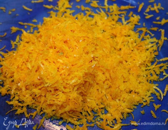 Апельсины хорошо вымыть, высушить, снять цедру при помощи терки.