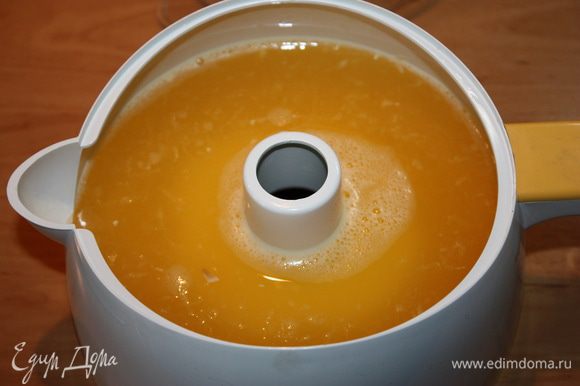 Из апельсин выжать сок при помощи соковыжималки для цитрусовых.