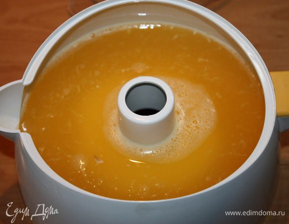 Из апельсин выжать сок при помощи соковыжималки для цитрусовых.