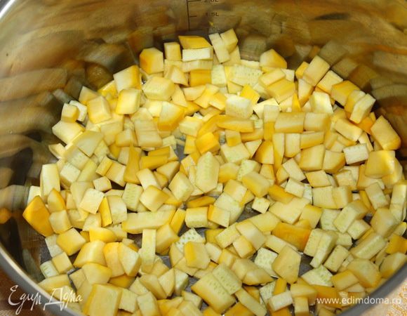 Кабачок моем, чистим, нарезаем на кубики и отправляем в кастрюлю, в которой будем варить варенье.