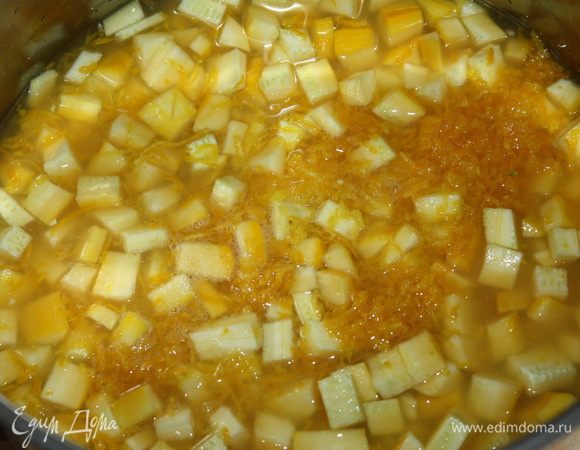 Добавляем к кабачку натертую цедру апельсина  и сок. 