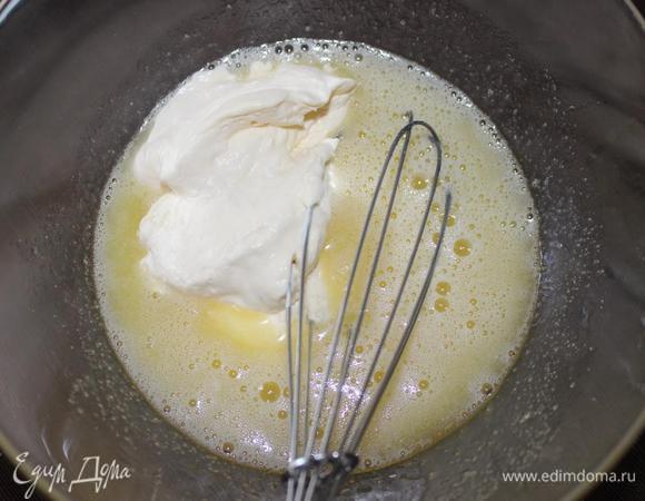 Разогреваем духовку до 180 градусов. Яйца взбиваем с сахаром, добавляем к ним 3 ст. л. с горкой густой сметаны, растительное масло (в граммах) и уксус. Перемешиваем до однородности.
