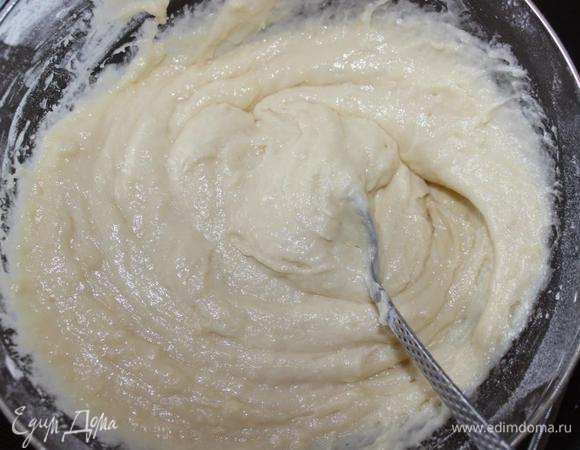 В другой посуде просеиваем муку с разрыхлителем и содой.
Соединяем обе массы и замешиваем тесто. 
Оно получится довольно густое (чуть гуще, чем на оладьи).