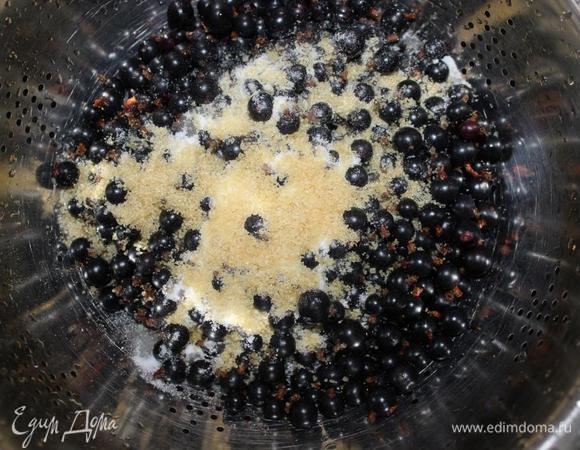 Для начинки мытые ягоды перемешиваем с 1 ст. л. сахара и сухого порошкового желатина.