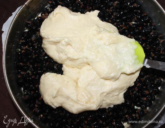 В форму (у меня была разъемная 21 см), застеленную пергаментом, выкладываем половину теста, затем начинку и снова половину теста.
Распределяем тесто по всей поверхности ягод. Если ягоды будут местами выглядывать - не беда.
