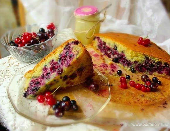 Желатин делает начинку более аккуратной и не дает ягодам пустить много сока. Пирог получается очень нежным....
Приятного!