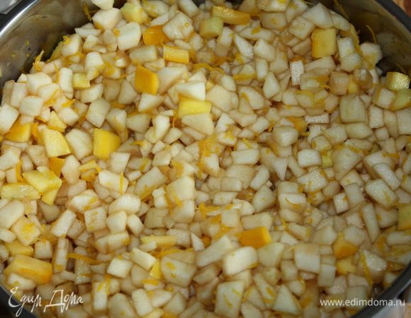 Яблоки вымыть. Добавлять нарезанные яблоки по одному в кастрюлю. Разрезаем яблоко на четыре части, удаляем сердцевину, очищаем от кожуры, режем на кубики и всыпаем в кастрюлю. Сразу надо перемешать нарезанное яблоко с соком. При таком способе добавки яблоки не потемнеют. 
