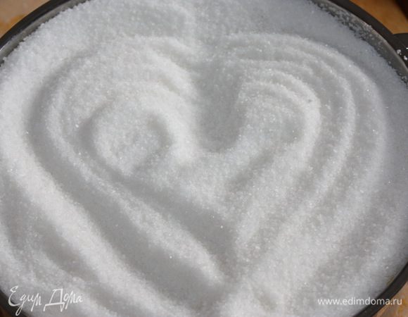 Засыпаем сахаром и сразу ставим на медленный огонь.