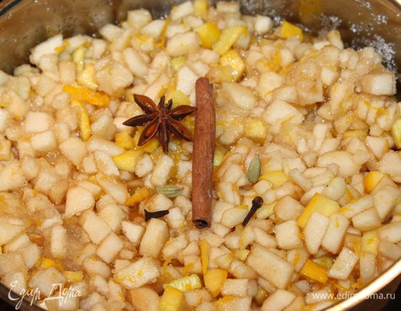 Как только сахар растворился, добавляем корицу, бадьян, кардамон и гвоздику.