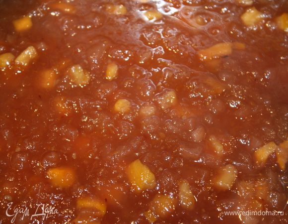 Варим на среднем огне около 1 часа. Пока варенье вариться, можно стерилизовать банки и крышки. 