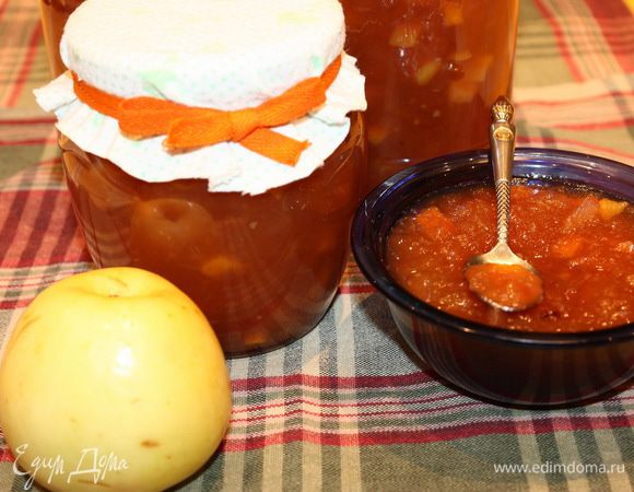 Перед тем как готовое варенье разложить в банки и закатать под крышки нужно достать гвоздику, кардамон, бадьян и корицу.