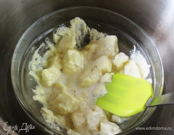 Белый шоколад ломаем, вливаем сливки и топим на горячей водяной бане, постоянно помешивая.