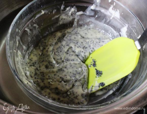 Всыпаем к шоколаду мак и перемешиваем лопаточкой до однородности. Масса получится довольно плотная.