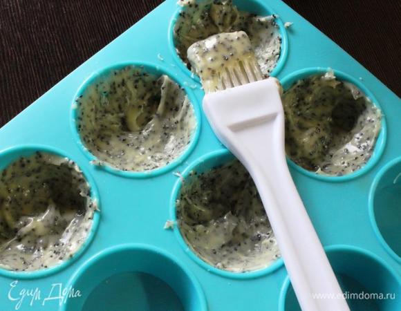 Дно и стенки силиконовых форм обмазываем шоколадно-маковой массой. 
У меня круглые формы диаметром 4,5 см и почти 2 см в высоту.
И ставим на пару минут в морозилку.