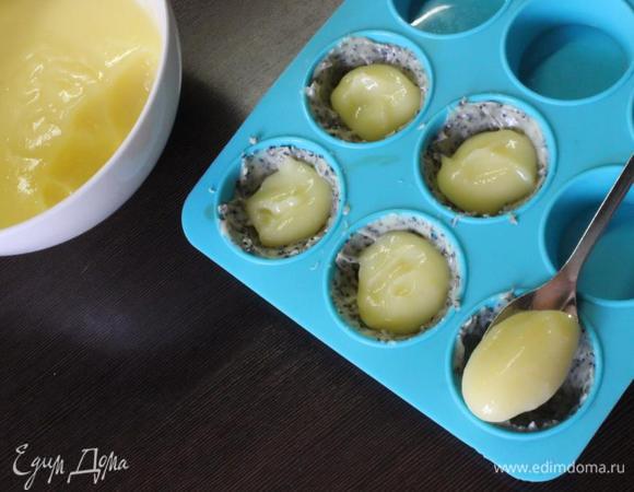 Затем достаем формы и кладем в полости будущих конфет лимонный курд (у меня по десертной ложке на конфету). Возвращаем формы в морозилку на минут 30, чтобы курд подмерз и на него можно было с легкостью выложить шоколад. Шоколад оставляем на бане , чтобы он не затвердел.